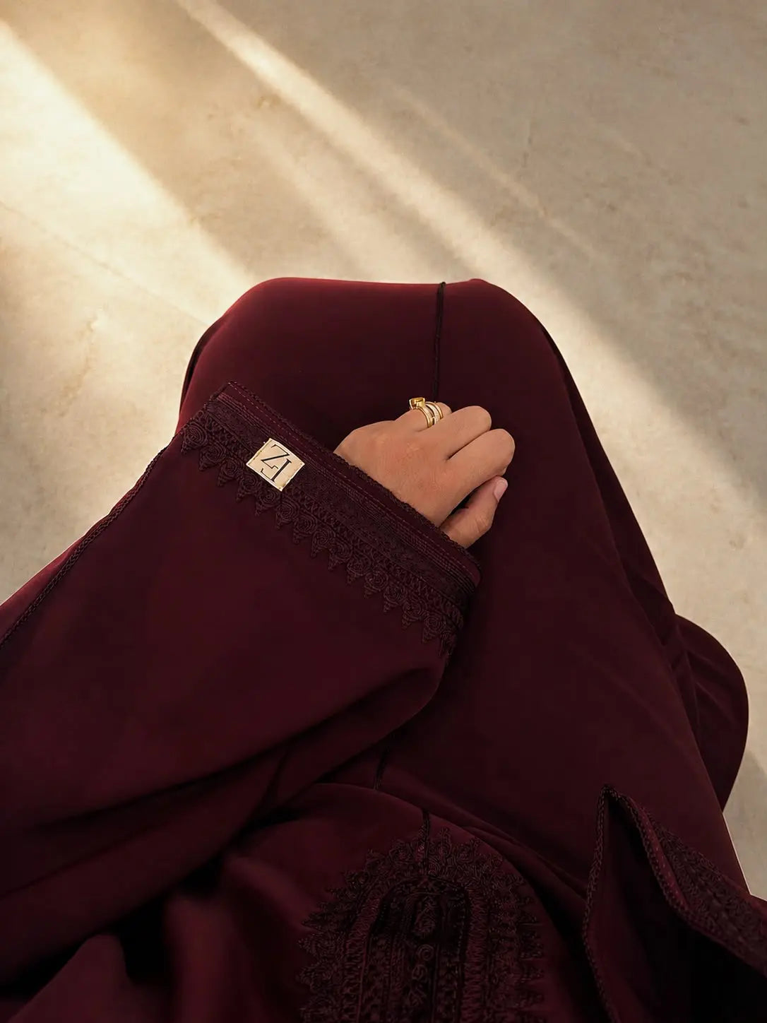 Détail de la manche, des broderies et du logo FZ sur une gandoura FAIZ