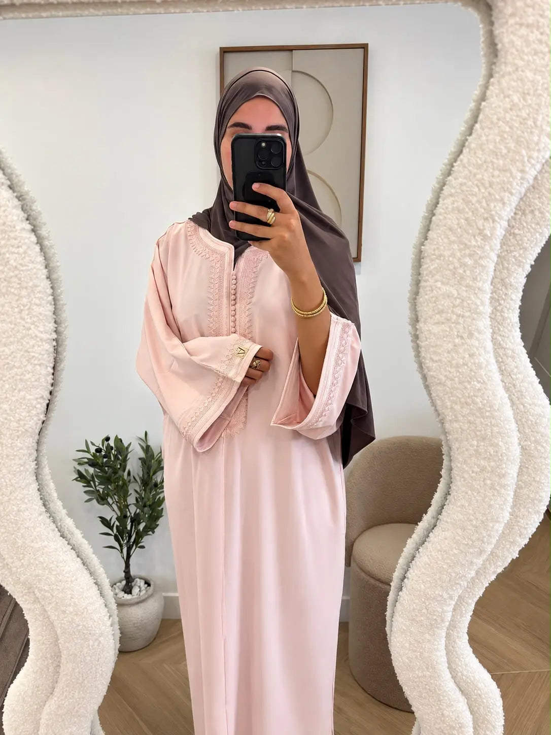 Gandoura Rose de Damas FAIZ portée devant un miroir