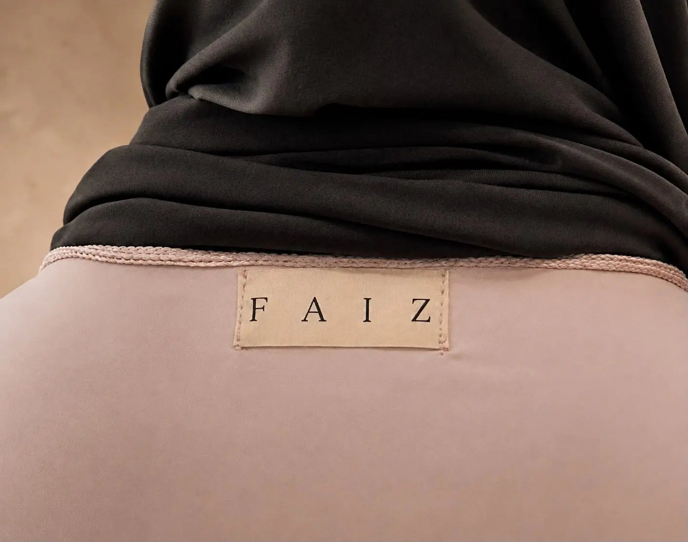 Étiquette FAIZ cousue au dos de la gandoura Rose de Damas